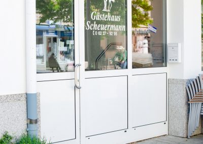 Der Eingang zum Gästehaus liegt mitten in der Fußgängerzone von Walldorf